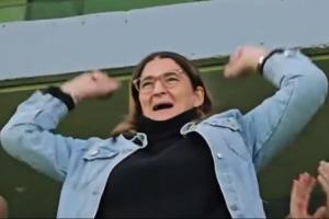 太出息了!姆巴佩妈妈现场观战,目睹儿子超绝任意球后振臂庆祝